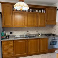 Cucina in legno con piano in granito