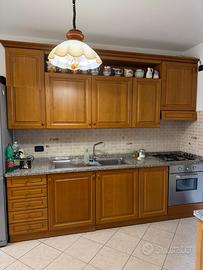 Cucina in legno con piano in granito