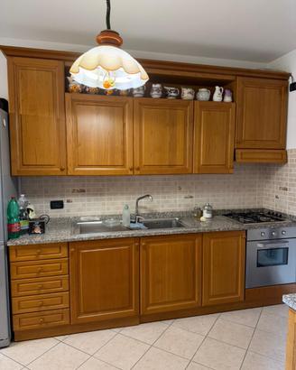 Cucina in legno con piano in granito