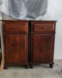 Coppia di comodini antichi in legno massello
