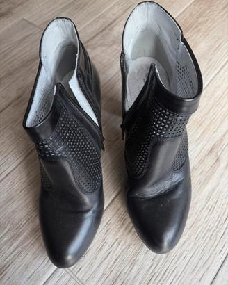 Stivaletto traforato