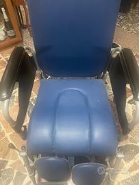 Poltrona/ sedia a rotelle per anziani o disabili