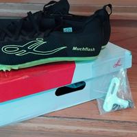 Scarpe sportive chiodate