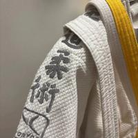 kimono judo con cintura bianca e bianca-gialla