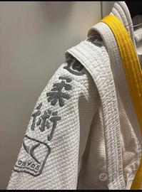 kimono judo con cintura bianca e bianca-gialla