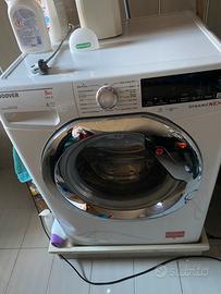 Lavatrice, cucina, mobile tv, tavolo e sedie