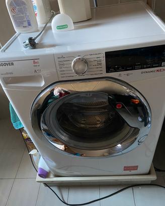 Lavatrice, cucina, mobile tv, tavolo e sedie