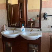 Mobile per bagno con due lavandini