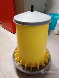 Mangiatoia per galline