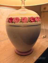 lampada per casa colre bianco con deginiture rosa