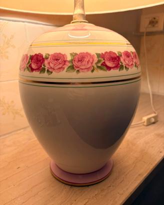lampada per casa colre bianco con deginiture rosa