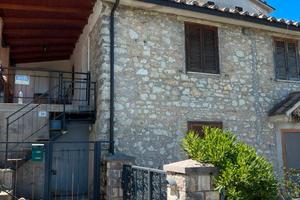 Piccola costruzione pronta da abitare