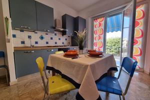 GIUGNO ampio trilo climatizzato 8 posti a 50m mare