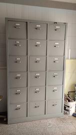 vintage industrial armadietto in metallo 