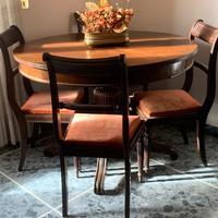 Tavolo, sedie, vetrina, stile inglese