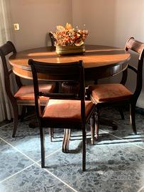 Tavolo, sedie, vetrina, stile inglese