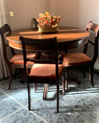 Tavolo, sedie, vetrina, stile inglese
