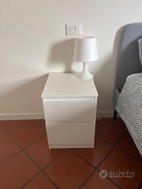 Comodino con lampada piccola