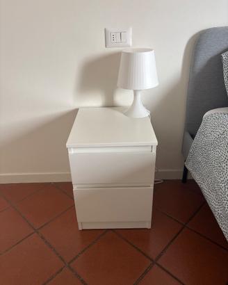 Comodino con lampada piccola