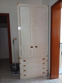 Armadio laccato bianco stile marina.