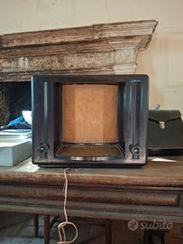 radio vintage di un vecchio casale del 500