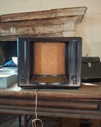 radio vintage di un vecchio casale del 500