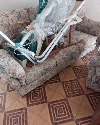 divano 2 poltrone e due mobili da soggiorno 