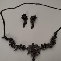 Parure composta da girocollo e orecchini pendenti