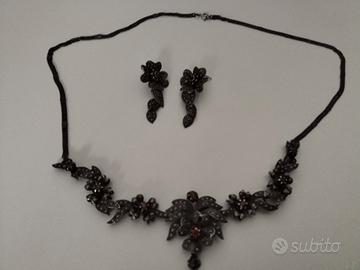 Parure composta da girocollo e orecchini pendenti