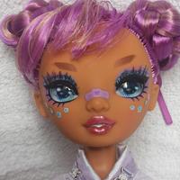 Bambola Rainbow High Lila Yamamoto con piedi extra