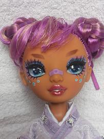 Bambola Rainbow High Lila Yamamoto con piedi extra