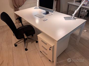 Tavolo studio con poltrona ruote e cassettiera