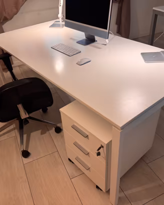 Tavolo studio con poltrona ruote e cassettiera