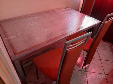 Set tavolo più sei sedie e tavolino