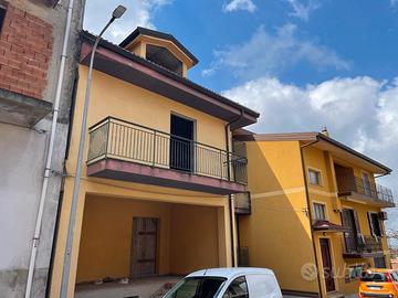 Villa indipendente con giardino, balconi e garage