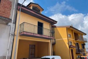 Villa indipendente con giardino, balconi e garage