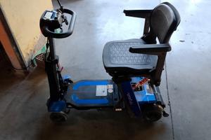 Scooter auto pieghevole per disabili o anziani 