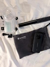 Insta 360 X3 con selfie stick e case subacquea