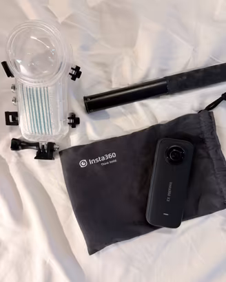 Insta 360 X3 con selfie stick e case subacquea