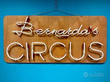 INSEGNA AL NEON IN VETRO CURVATO CIRCUS BERNARDA