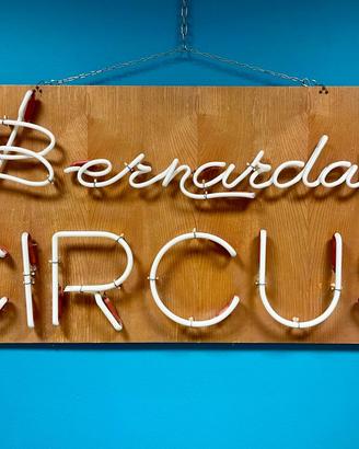 INSEGNA AL NEON IN VETRO CURVATO CIRCUS BERNARDA