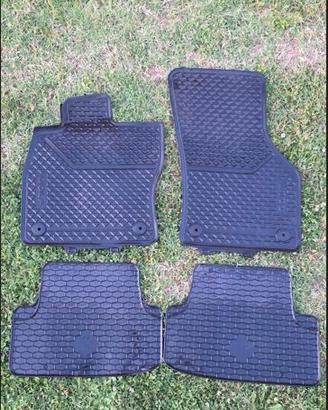 SET TAPPETINI IN GOMMA GOLF 7