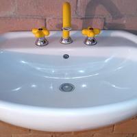 Lavabo da bagno con specchio ed accessori