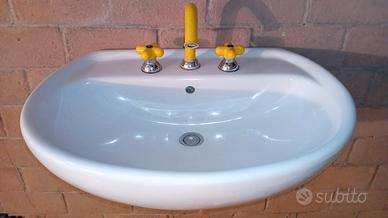 Lavabo da bagno con specchio ed accessori