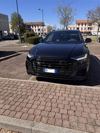 Audi Q8  total black