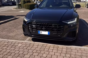 Audi Q8  total black