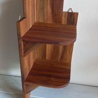Mensola angolare di legno fatta a mano