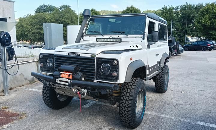 Land Rover Defender 90 2.5 Td5 Station Wagon Count