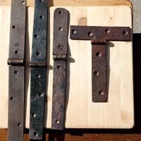 Quattro antiche cerniere in ferro battuto