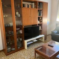 Libreria e tavolino salotto